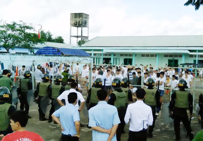 Sau giờ ăn sáng, các học viên bắt đầu tụ tập để yêu sách với cơ sở. Sau giờ ăn sáng, các học viên bắt đầu tụ tập để yêu sách với cơ sở.