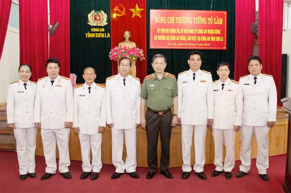 Bộ trưởng Tô Lâm và Ban Thường vụ Đảng ủy Công an tỉnh Sơn La. Bộ trưởng Tô Lâm và Ban Thường vụ Đảng ủy Công an tỉnh Sơn La.