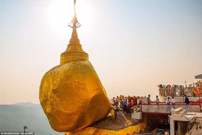 Chùa Đá Vàng Kyaiktiyo, điểm hành hương Phật giáo nổi tiếng Myanmar có điểm nhấn là tảng đá tròn hình quả trứng nằm cheo leo trên bờ một vách đá và được che phủ bằng vàng lá do những người mộ đạo dán lên. Chùa Đá Vàng Kyaiktiyo, điểm hành hương Phật giáo nổi tiếng Myanmar có điểm nhấn là tảng đá tròn hình quả trứng nằm cheo leo trên bờ một vách đá và được che phủ bằng vàng lá do những người mộ đạo dán lên.