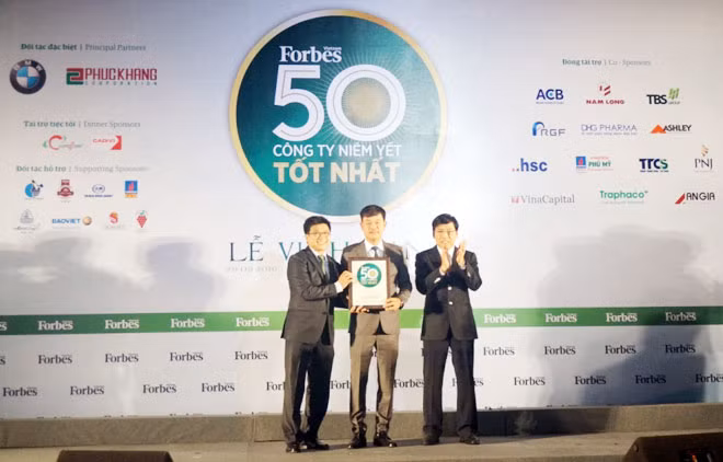 Ông Lê Cự Tân, Chủ tịch HĐQT PVFCCo nhận giải “Top 50 công ty niêm yết tốt nhất Việt Nam” do Tạp chí Fober Việt Nam bình chọn.