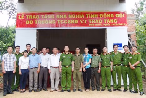 H3: Lãnh đạo nhà trường và chính quyền địa phương chụp hình lưu niệm cùng các gia đình được tặng nhà tình nghĩa. H3: Lãnh đạo nhà trường và chính quyền địa phương chụp hình lưu niệm cùng các gia đình được tặng nhà tình nghĩa.