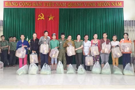 Trao quà cho người dân xã Xuân Sơn Nam, huyện Đồng Xuân.
