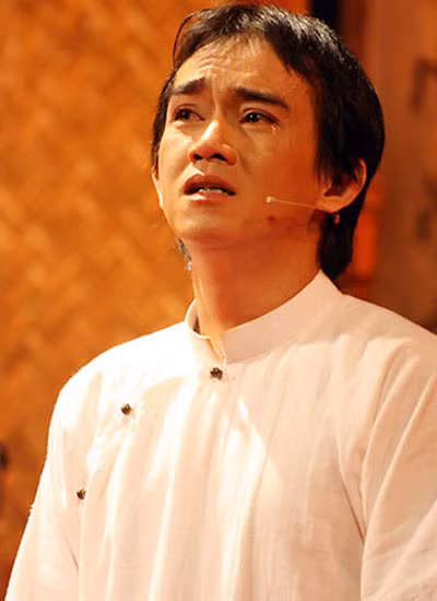 Ngoài âm nhạc, Minh Thuận còn tham gia đóng kịch với các vở: "Yêu thầy" sân khấu 5B (trước đó anh từng đóng vai phụ trong vở "Chùa đàn", "Vinh quang và hư ảo"), "Đóa hồng gai" của sân khấu Phú Nhuận, "Tôi là ai" ở Idecaf, "Chợ đời" ở sân khấu Lê Quý Dương.