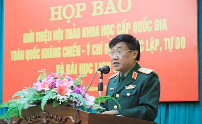 Thiếu tướng Nguyễn Phương Diện, Phó cục trưởng Cục Tuyên huấn, Tổng cục Chính trị QĐND phát biểu khai mạc họp báo. Thiếu tướng Nguyễn Phương Diện, Phó cục trưởng Cục Tuyên huấn, Tổng cục Chính trị QĐND phát biểu khai mạc họp báo.