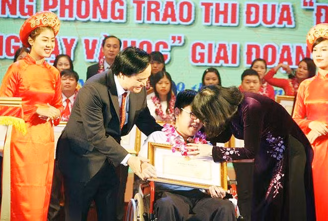 Phó Chủ tịch nước Đặng Thị Ngọc Thịnh và Bộ trưởng Bộ GD&ĐT tặng Bằng khen cho các học sinh tiêu biểu. Phó Chủ tịch nước Đặng Thị Ngọc Thịnh và Bộ trưởng Bộ GD&ĐT tặng Bằng khen cho các học sinh tiêu biểu.