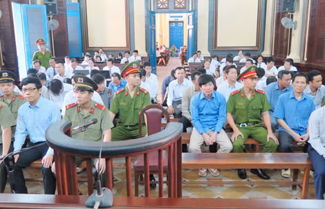 Các bị cáo tại phiên tòa xét xử vụ đại án.