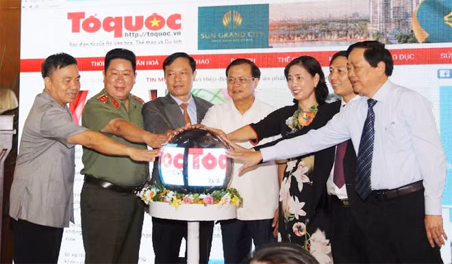 Trung tướng Bùi Văn Thành, Thứ trưởng Bộ Công an; Bà Đặng Thị Bích Liên, Thứ trưởng Bộ VHTT&DL cùng các đại biểu trong lễ ra mắt giao diện mới của Báo Điện tử Tổ quốc.