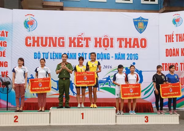 Phó Tư lệnh Phạm Văn Bảng trao giải đồng đội chạy việt dã. Phó Tư lệnh Phạm Văn Bảng trao giải đồng đội chạy việt dã.