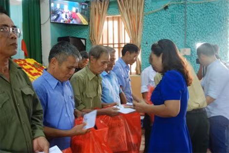 Đại diện nhà tài trợ và Báo CAND trao quà cho 217 nạn nhân chất độc da cam tại trụ sở UBND xã Đông Sơn. Đại diện nhà tài trợ và Báo CAND trao quà cho 217 nạn nhân chất độc da cam tại trụ sở UBND xã Đông Sơn.