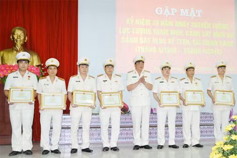 Trung tá Ninh Thế Cường (người thứ 3 từ trái sang) nhận bằng khen của Bộ Công an vì đã có thành tích xuất sắc trong đấu tranh phòng chống tội phạm.
