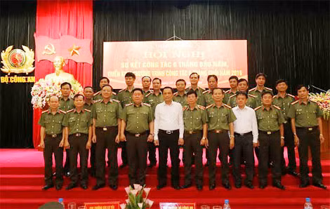 Trung tướng Bùi Văn Thành, Thứ trưởng Bộ Công an; đồng chí Đặng Vũ Sơn, Trưởng ban Ban Cơ yếu Chính phủ với các đại biểu tham dự Hội nghị.