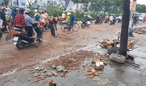Đất đá, bê tông văng khắp mặt đường.