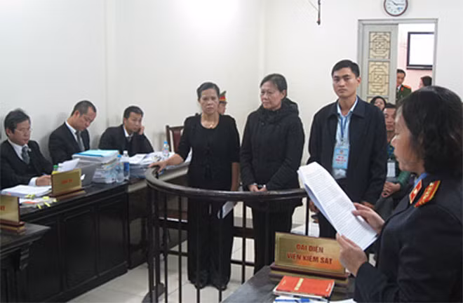 Ba bị cáo tại phiên xử.