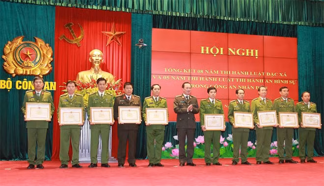 Thứ trưởng Nguyễn Văn Thành trao Bằng khen cho các tập thể, cá nhân có thành tích xuất sắc.