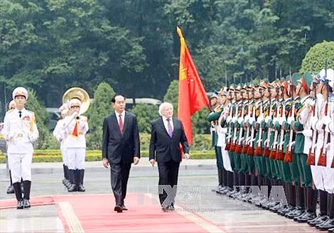 Chủ tịch nước Trần Đại Quang và Tổng thống Ireland Michael D. Higgins duyệt đội danh dự. Chủ tịch nước Trần Đại Quang và Tổng thống Ireland Michael D. Higgins duyệt đội danh dự.