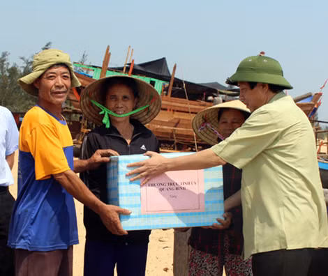 Ông Hoàng Đăng Quang, Bí thư Tỉnh ủy Quảng Bình thăm hỏi, tặng quà ngư dân.