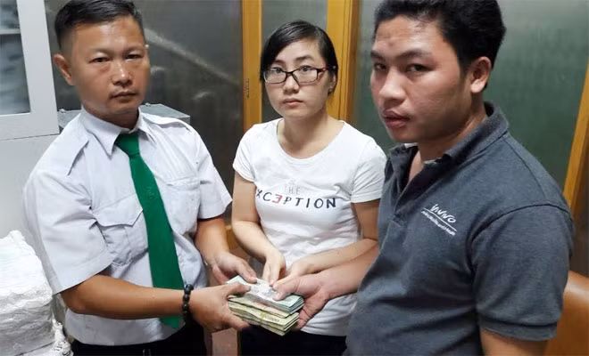 Anh Đỗ Hữu Thao trao trả tài sản cho hành khách đánh rơi trên xe của mình.