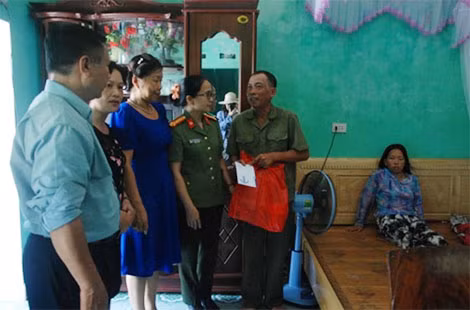 Chị Phạm Thị Huế, 40 tuổi, con ông Phạm Bá Khải ở xã Đông Sơn bị di chứng chất độc da cam vừa đi phẫu thuật khối u nặng 3kg trên mặt. Đoàn công tác đã trao tặng món quà cho gia đình ông Khải. Chị Phạm Thị Huế, 40 tuổi, con ông Phạm Bá Khải ở xã Đông Sơn bị di chứng chất độc da cam vừa đi phẫu thuật khối u nặng 3kg trên mặt. Đoàn công tác đã trao tặng món quà cho gia đình ông Khải.
