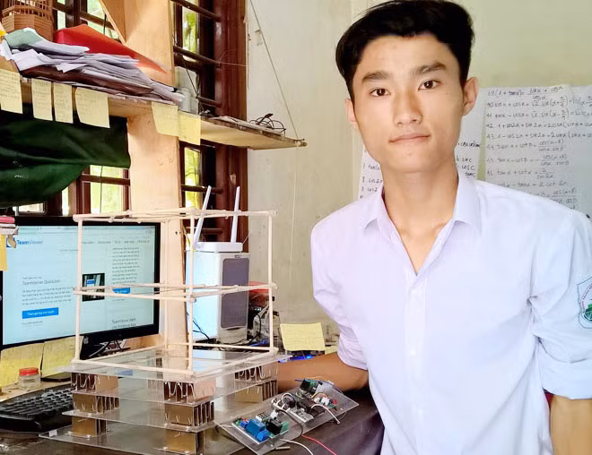 Em Khánh và mô hình nhà chống động đất. Em Khánh và mô hình nhà chống động đất.
