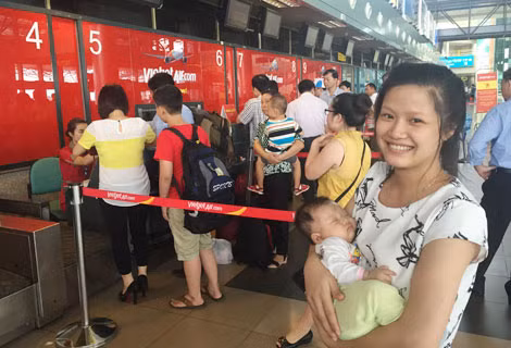 Nụ cười hạnh phúc của người mẹ trẻ cùng đứa con 2,5 tháng tuổi lần đầu bay Vietjet.