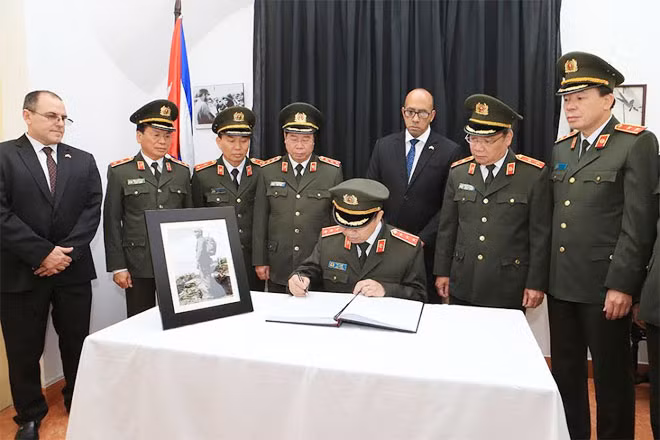 Bộ trưởng Tô Lâm ghi Sổ tang tưởng niệm Lãnh tụ Fidel Castro. Bộ trưởng Tô Lâm ghi Sổ tang tưởng niệm Lãnh tụ Fidel Castro.