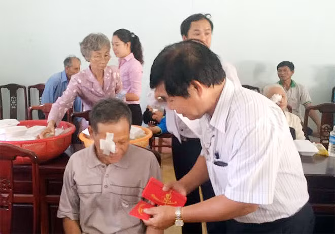 Trao quà cho các bệnh nhân nghèo được phẫu thuật mắt. Trao quà cho các bệnh nhân nghèo được phẫu thuật mắt.
