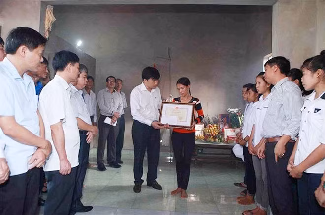 Đại diện Bộ GD&ĐT truy tặng Bằng khen cho em Trần Thị Thu Hà. Đại diện Bộ GD&ĐT truy tặng Bằng khen cho em Trần Thị Thu Hà.