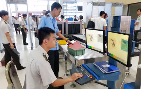 Công tác soi chiếu an ninh trước khi hành khách lên máy bay.