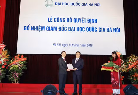 Phó Thủ tướng Vũ Đức Đam trao quyết định cho tân Giám đốc ĐHQGHN Nguyễn Kim Sơn