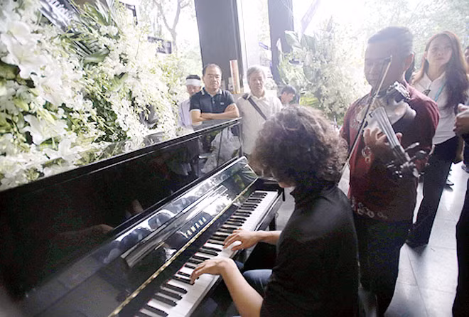 Tại nhà tang lễ có hai nhạc công đàn piano và violin. Họ tấu lên các tác phẩm "Thuyền và biển", "Come back to Sorrento", "Serenade"... Khi giai điệu bài hát "Chỉ có thuyền mới hiểu, biển mênh mông nhường nào..." vang lên, nhiều người rơi nước mắt vì nhớ thương cố nghệ sĩ.