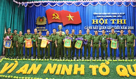 Các đại biểu và thí sinh chụp ảnh lưu niệm. Các đại biểu và thí sinh chụp ảnh lưu niệm.