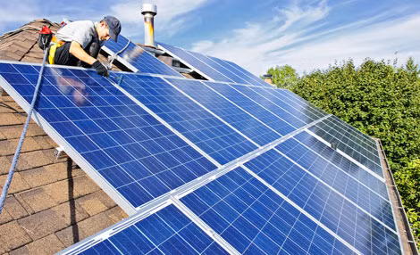 Mặt trời cung cấp một nguồn năng lượng dồi dào và không sản sinh ra khí CO2. Ảnh: Lắp đặt các tấm pin quang điện.