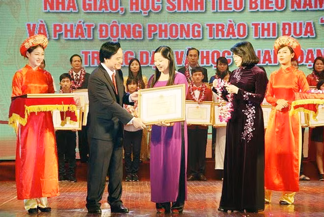 Phó chủ tịch nước Đặng Thị Ngọc Thịnh và Bộ trưởng Bộ GD&ĐT Phùng Xuân Nhạ tặng bằng khen cho các giáo viên tiêu biểu. Phó chủ tịch nước Đặng Thị Ngọc Thịnh và Bộ trưởng Bộ GD&ĐT Phùng Xuân Nhạ tặng bằng khen cho các giáo viên tiêu biểu.