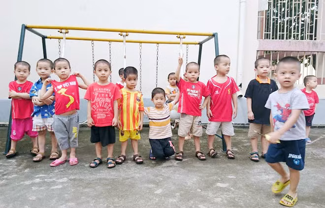 10 bé trai đang được nuôi dưỡng tại Trung tâm bảo trợ trẻ em có hoàn cảnh đặc biện tỉnh Quảng Ninh.
