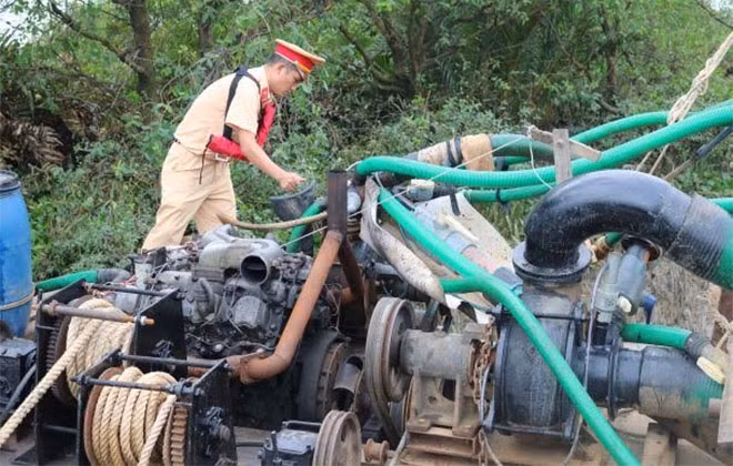 Phương tiện bơm hút cát trái phép bị lực lượng chức năng phát hiện. Phương tiện bơm hút cát trái phép bị lực lượng chức năng phát hiện.