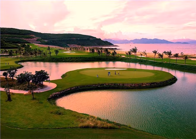Sân golf 27 lỗ tại Vinpearl Phú Quốc Resort & Golf góp phần đáp ứng mọi nhu cầu về nghỉ dưỡng, thể thao.