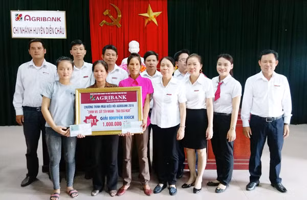 Agribank Chi nhánh Diễn Châu (Nghệ An) trao giải khuyến khích của chương trình gửi tiền nhanh – trao quà ngay tới khách hàng.