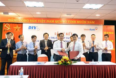 Đại diện VietinBank và Bảo hiểm Tiền gửi Việt Nam thực hiện ký kết Thỏa thuận hợp tác toàn diện Đại diện VietinBank và Bảo hiểm Tiền gửi Việt Nam thực hiện ký kết Thỏa thuận hợp tác toàn diện
