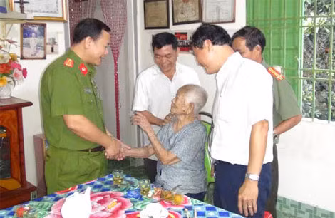 Trung tá Trần Văn Tuấn, Phó Hiệu trưởng nhà trường cùng lãnh đạo địa phương thăm và tặng quà cho Bà mẹ VNAH tại xã Xuân Bảo, Cẩm Mỹ, Đồng Nai. Trung tá Trần Văn Tuấn, Phó Hiệu trưởng nhà trường cùng lãnh đạo địa phương thăm và tặng quà cho Bà mẹ VNAH tại xã Xuân Bảo, Cẩm Mỹ, Đồng Nai.