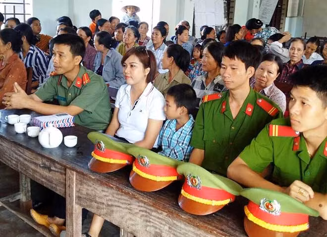 Hàng trăm hộ dân vùng lũ đến tiếp nhận phần quà, tiền hỗ trợ của Báo CAND và Công ty Duy Lợi.