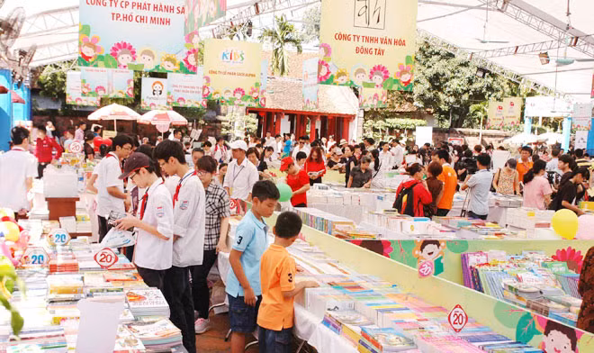 Nhiều đơn vị tăng cường các chương trình khuyến mại, giảm giá để hút khách thiếu nhi đến với sách.