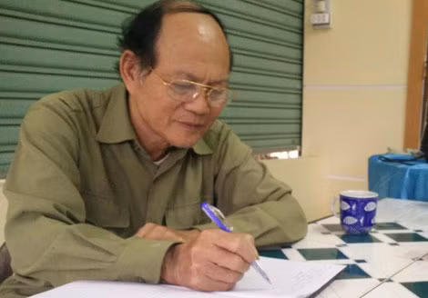 Ông Bình kiểm tra thông tin ghi chép về liệt sĩ để tổ chức tìm kiếm hài cốt các anh.
