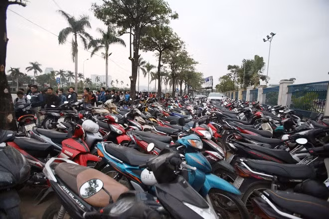 Đáp ứng nhu cầu của người hâm mộ, nhiều bãi gửi xe tự phát mọc lên ở hai đầu sân. Giá cho các xe gửi từ đêm qua là 70.000 đồng. Các xe gửi từ sáng sớm nay là 50.000 đồng.