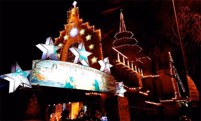 Nhà thờ Dòng chúa Cứu Thế nằm trên đường Nguyễn Huệ, TP Huế lung linh ánh đèn trong đêm Noel.