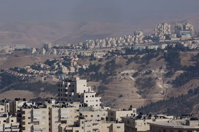 Khu tái định cư Maale Adumim của Israel ở Bờ Tây, phía sau là làng Al Zaim của Palestine. Ảnh: The New York Times.