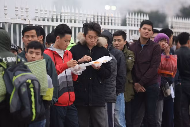 Nhiều cổ động viên tranh thủ lót dạ trước khi vào mua vé.