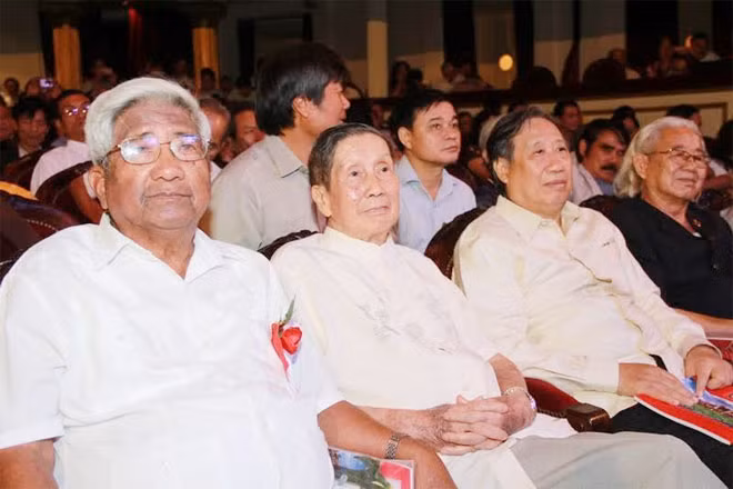 Ông Phạm Gia Khiêm, NS Phạm Tuyên và ông Phạm Thế Duyệt tới dự buổi lễ. Ông Phạm Gia Khiêm, NS Phạm Tuyên và ông Phạm Thế Duyệt tới dự buổi lễ.