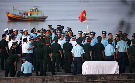 Đồng đội đón thi thể phi công Trần Quang Khải về với đất mẹ.