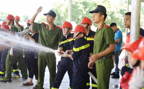 Trại hè lính cứu hỏa là khóa học thu hút đông đảo học sinh tham gia.