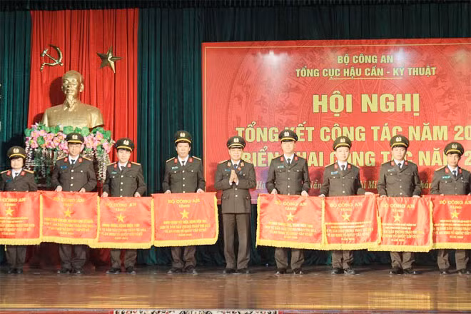 Trao Cờ thi đua của Bộ Công an cho các tập thể, cá nhân có thành tích xuất sắc trong công tác.